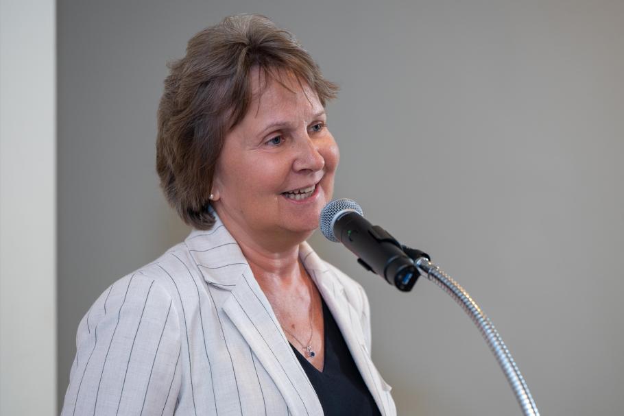 Cathleen Morey acceptance speech at mic during 2025 Alumni Awards