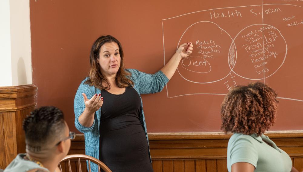 Hannah Karpman teaches a classroom full of students.